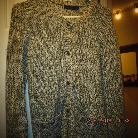 Button down sweater - Picture 3 of 3